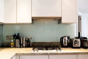 Basic Apartment, Multiple Beds | Private kitchen | Fridge, microwave, oven, stovetop - Modern 2 Bedroom With Balcony Near Oxford Street (London)