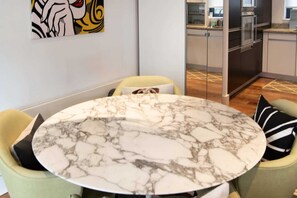Basic-Apartment, Mehrere Betten | Eigene Küche | Kühlschrank, Mikrowelle, Ofen, Herdplatte