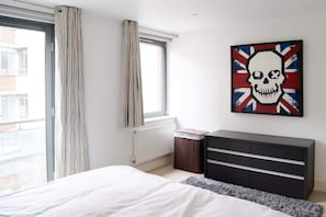 Basic Apartment, Multiple Beds | 2 bedrooms, iron/ironing board, bed sheets - Modern 2 Bedroom With Balcony Near Oxford Street (London)