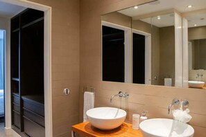 Basic Apartment, Multiple Beds | Bathroom | Hair dryer, towels, soap, shampoo