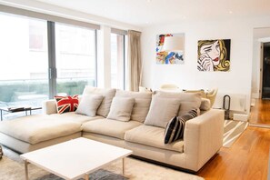 Basic-Apartment, Mehrere Betten | Wohnzimmer | Fernseher