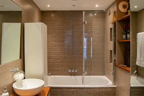 Basic Apartment, Multiple Beds | Bathroom | Hair dryer, towels, soap, shampoo