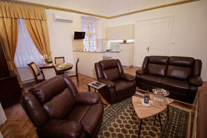 Smart TV, books - Little Vienna Gold Apartment (Varaždin)