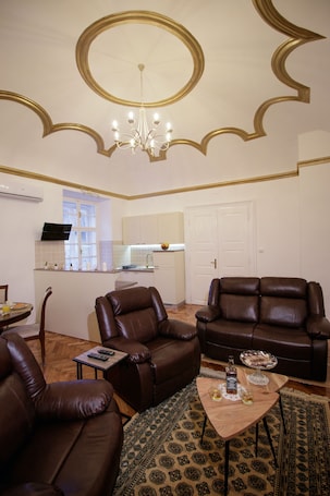 Smart TV, books. Little Vienna Gold Apartment