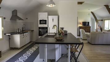 Réfrigérateur, micro-ondes, four, plaque de cuisson