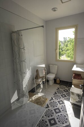 Bañera, secador de pelo, toallas, papel higiénico
