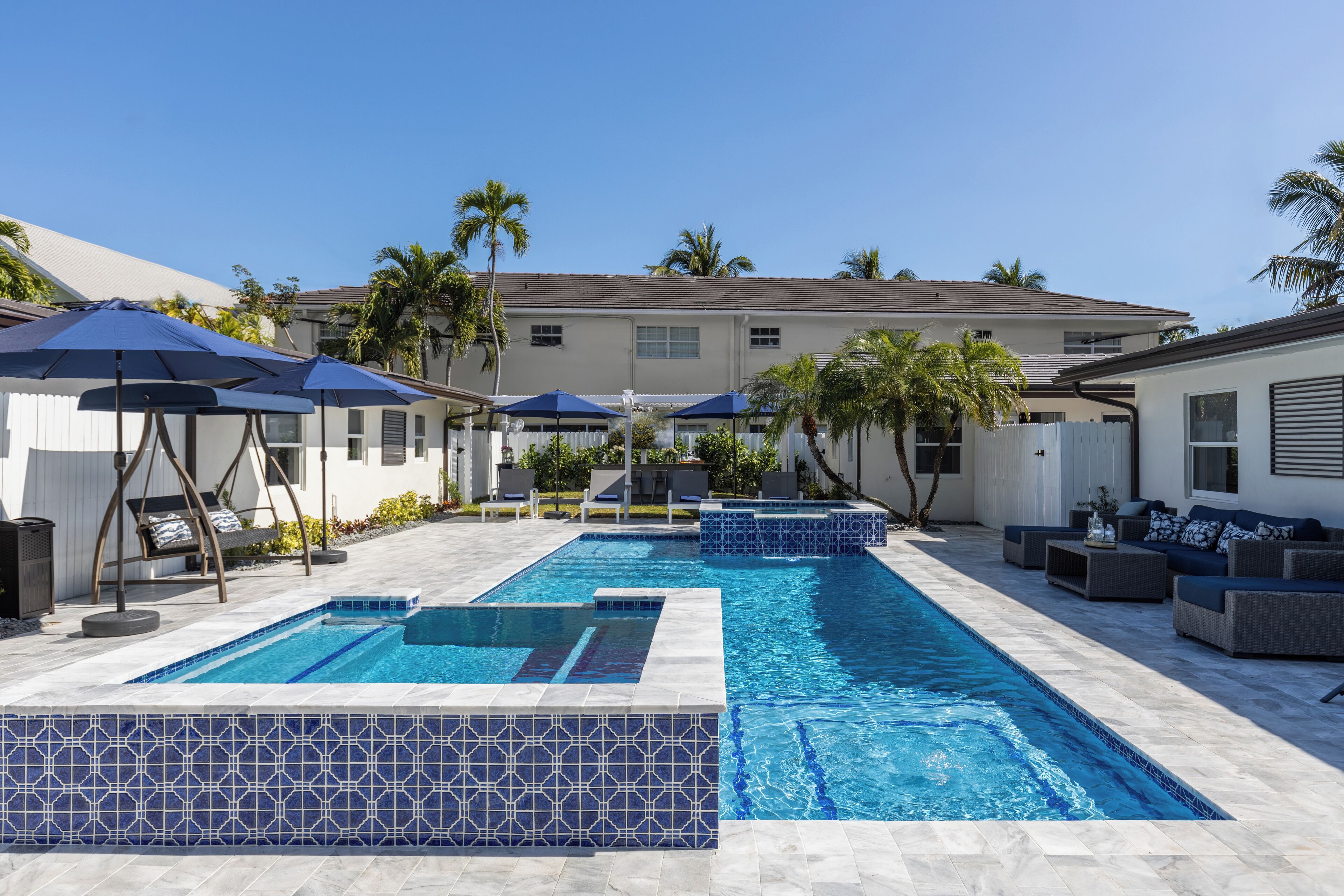 300 STEPS TO WHITE SAND BEACH / HEATED POOL / HOT TUB/ MONTHLY SPCLS - H2