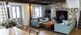 Inglenook Cottage near Porthcawl Town and Beaches