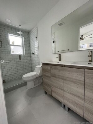 Hair dryer, towels - The Tiffany House  (Fort Lauderdale)