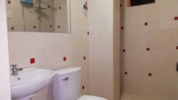 Douche, bidet, serviettes fournies, savon