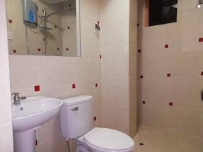 Dusche, Bidet, Handtücher, Seife