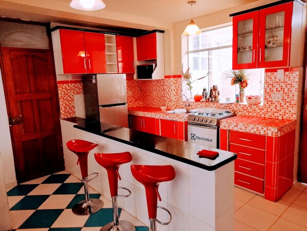 Kühlschrank, Mikrowelle, Ofen, Herdplatte