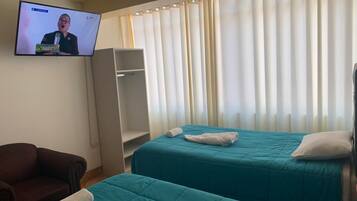 4 bedrooms, iron/ironing board, free WiFi