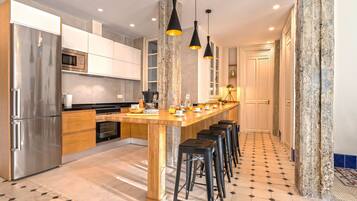 Réfrigérateur, micro-ondes, four, plaque de cuisson