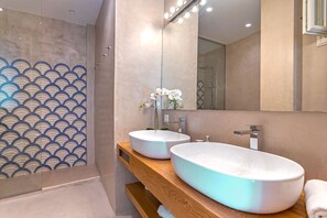 Shower, hair dryer, bidet, towels - Spacious four-bedroom apartment in historic building. Cervantes (Malaga)