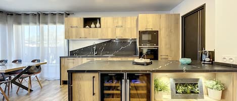 Réfrigérateur, micro-ondes, plaque de cuisson, lave-vaisselle