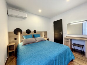 3 bedrooms, in-room safe, iron/ironing board, travel crib