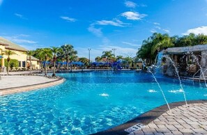 A heated pool - CUSTOM A/C THEATER ROOM, 5bedrms 5bath- 3 King suites, Two 1st floor King suites (Kissimmee)