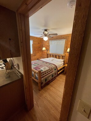 3 bedrooms, free WiFi, bed sheets - Beautiful 3 Bedroom Cabin  (Warrens)