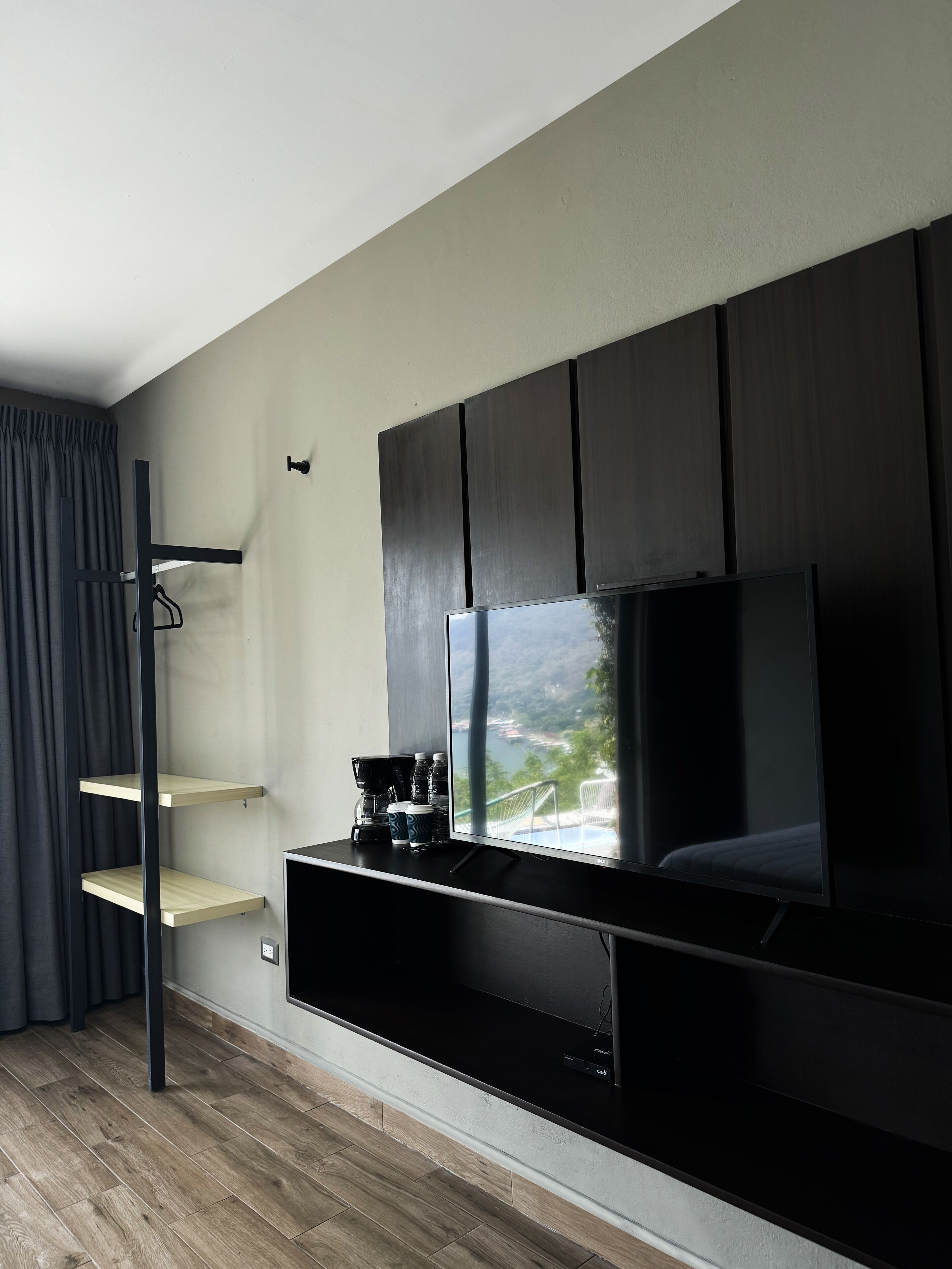 Escritorio, espacio para trabajar con laptop y wifi gratis 