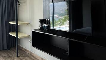 Lake View King | Desk, laptop workspace, free WiFi, bed sheets