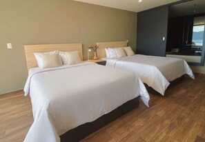 LakeFront Double | Escritorio, espacio para trabajar con laptop y wifi gratis 