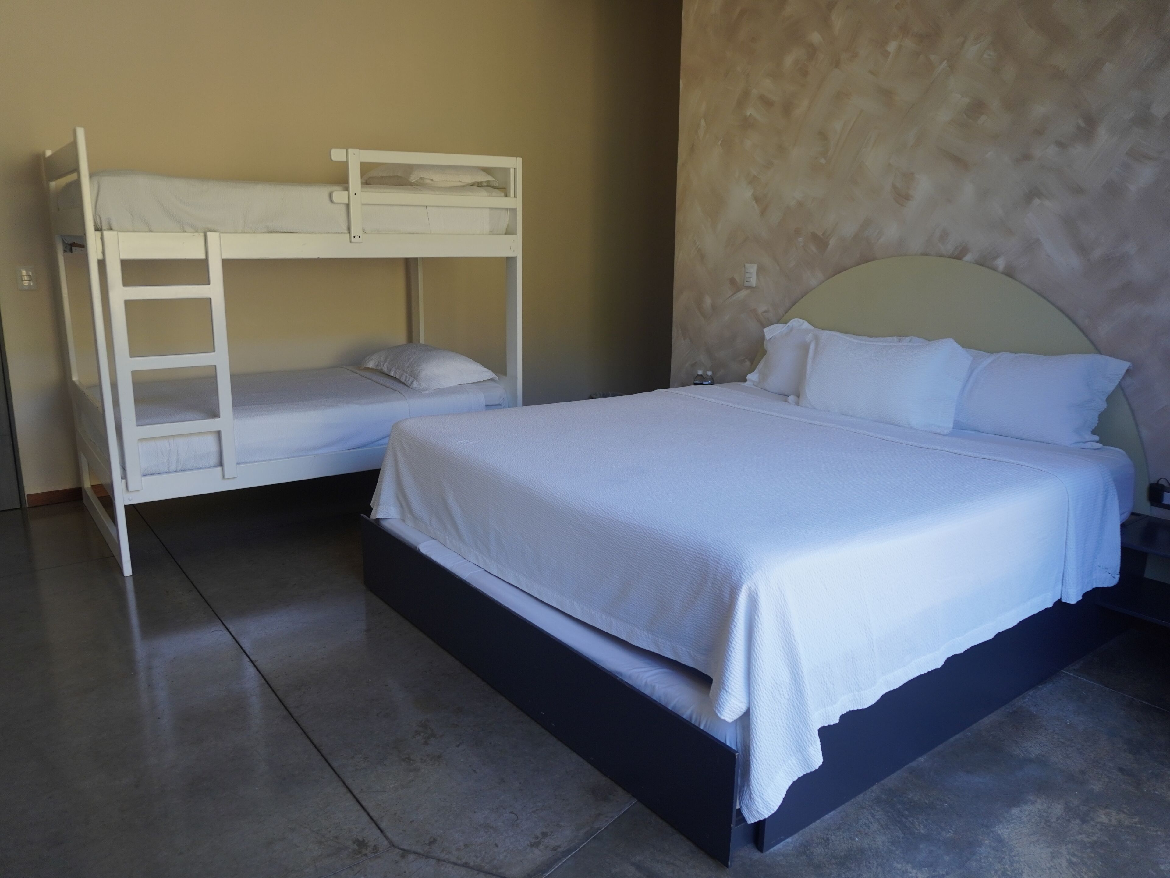 مكتب ومساحة عمل للكمبيوتر المحمول وواي فاي مجانًا وملاءات أسرّة