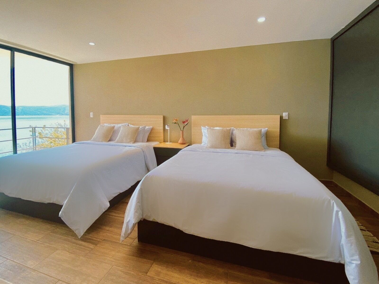 مكتب ومساحة عمل للكمبيوتر المحمول وواي فاي مجانًا وملاءات أسرّة