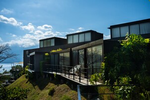 Escritorio, espacio para trabajar con laptop y wifi gratis 