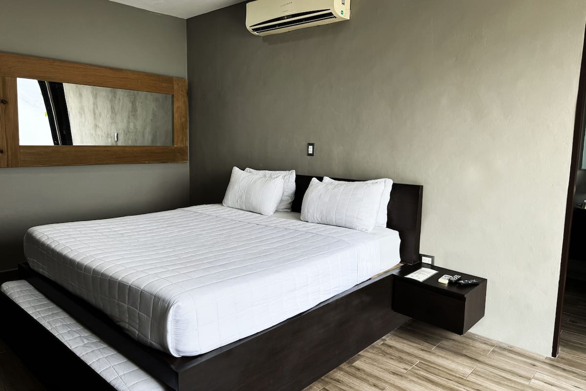 Lake View King | Desk, laptop workspace, free WiFi, bed sheets