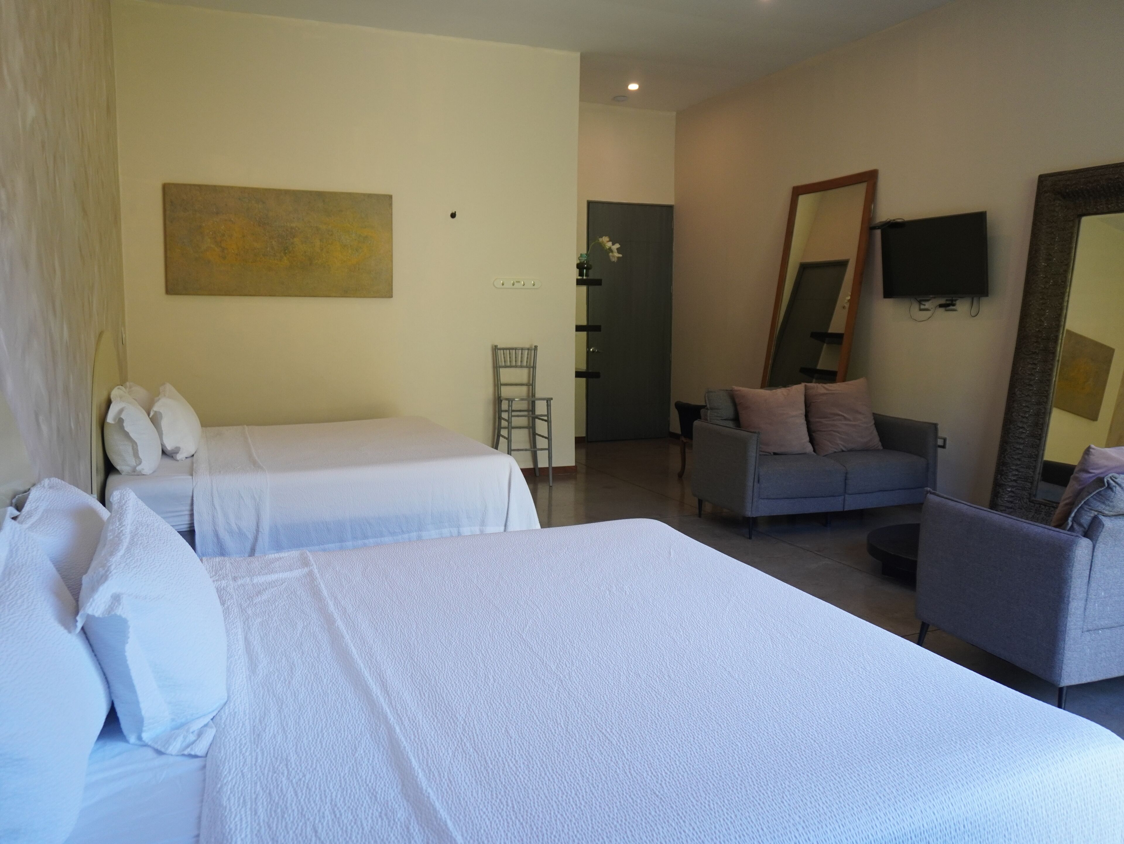 مكتب ومساحة عمل للكمبيوتر المحمول وواي فاي مجانًا وملاءات أسرّة