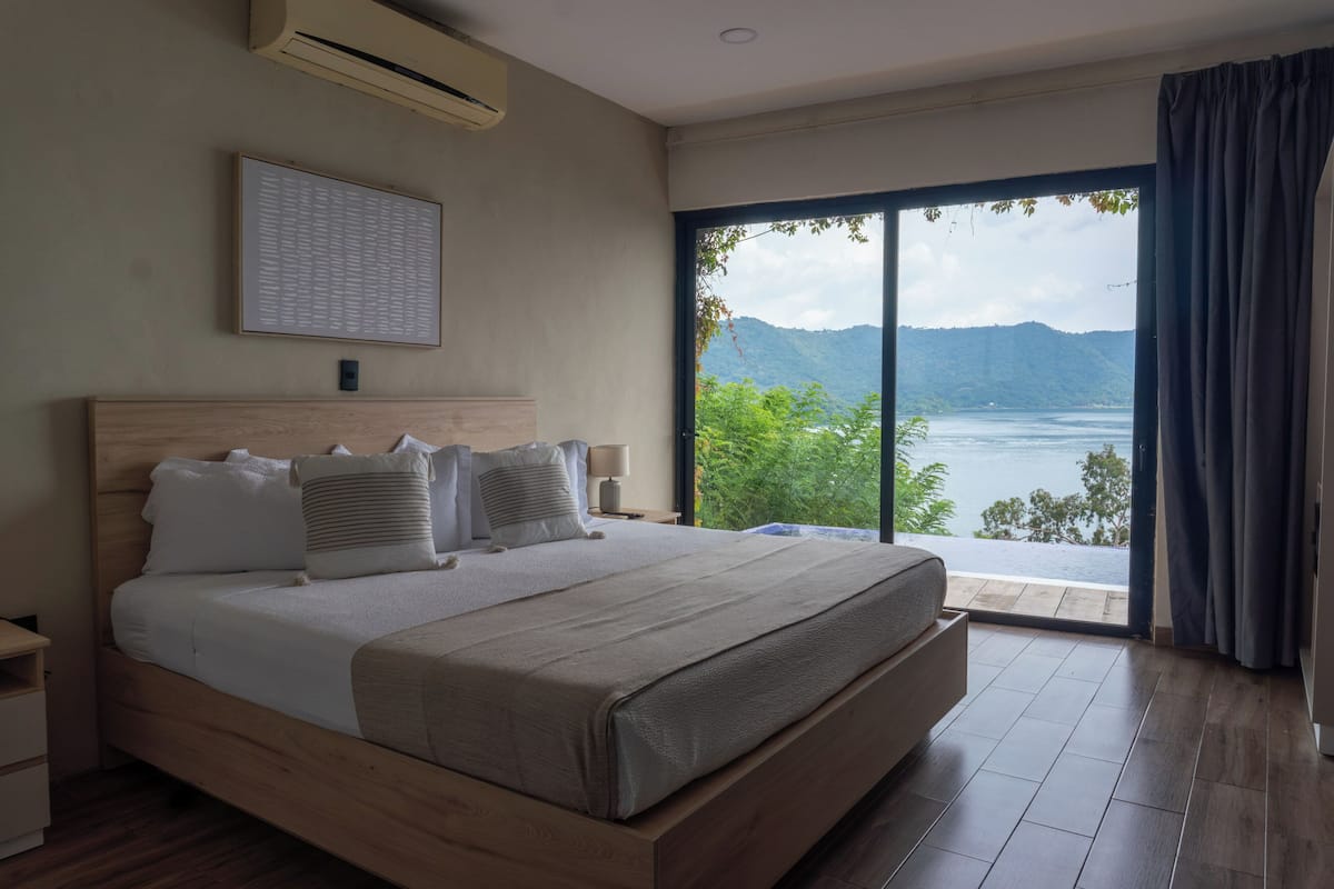 Lake View King | مكتب ومساحة عمل للكمبيوتر المحمول وواي فاي مجانًا وملاءات أسرّة