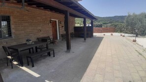 Outdoor dining - the etruscan old latin's nest (Cerveteri)