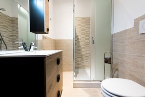Dusche, Haartrockner, Bidet, Handtücher
