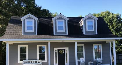 Newly Constructed Modern 1 Bedroom Apartment with Luxury Shower ~ Sleeps 3