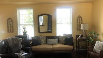 Téléviseur connecté, lecteur de DVD, livres, sélection de films