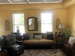 Smart TV, DVD player, books, video library - Newly Constructed Modern 1 Bedroom Apartment with Luxury Shower ~ Sleeps 3 (Accomac)