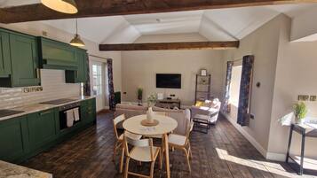 Traditional Cottage, Private Bathroom | Lounge