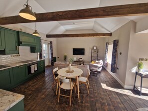 Traditional Cottage, Private Bathroom | Lounge - Hawthorn Hollow (Ballymena)