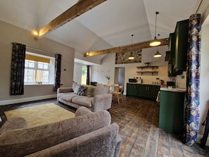 Traditional Cottage, Private Bathroom | Lounge - Hawthorn Hollow (Ballymena)