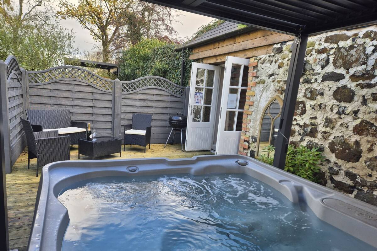 Traditional Cottage, Private Bathroom | Indoor spa tub