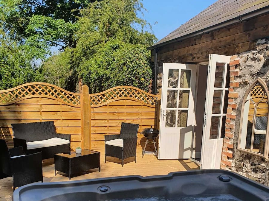 Chaumière traditionnelle, salle de bain privée | Baignoire à remous extérieure