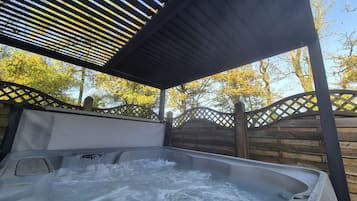 Traditional Cottage, Private Bathroom | Outdoor spa tub