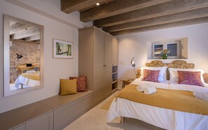 4 chambres, coffre-fort, bureau, fer et planche à repasser
