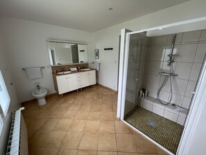 Suite, Garden View (Suite rez de chaussée) | Bathroom - Les Chambres de la Belle Etoile (Valencay)