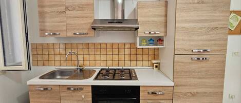 Refrigerador, horno, placa de cocina, utensilios de cocina