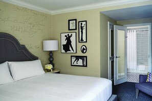 Minibar, in-room safe, desk, laptop workspace - Campanaro DC Studios (Washington)