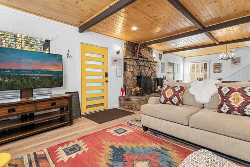 Bearadise • Spa • Gameroom • Walk to Lake • Fenced