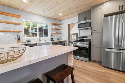 Bearadise • Spa • Gameroom • Walk to Lake • Fenced