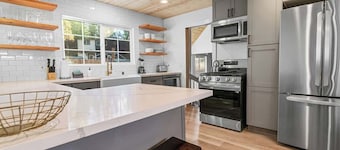 Bearadise • Spa • Gameroom • Walk to Lake • Fenced